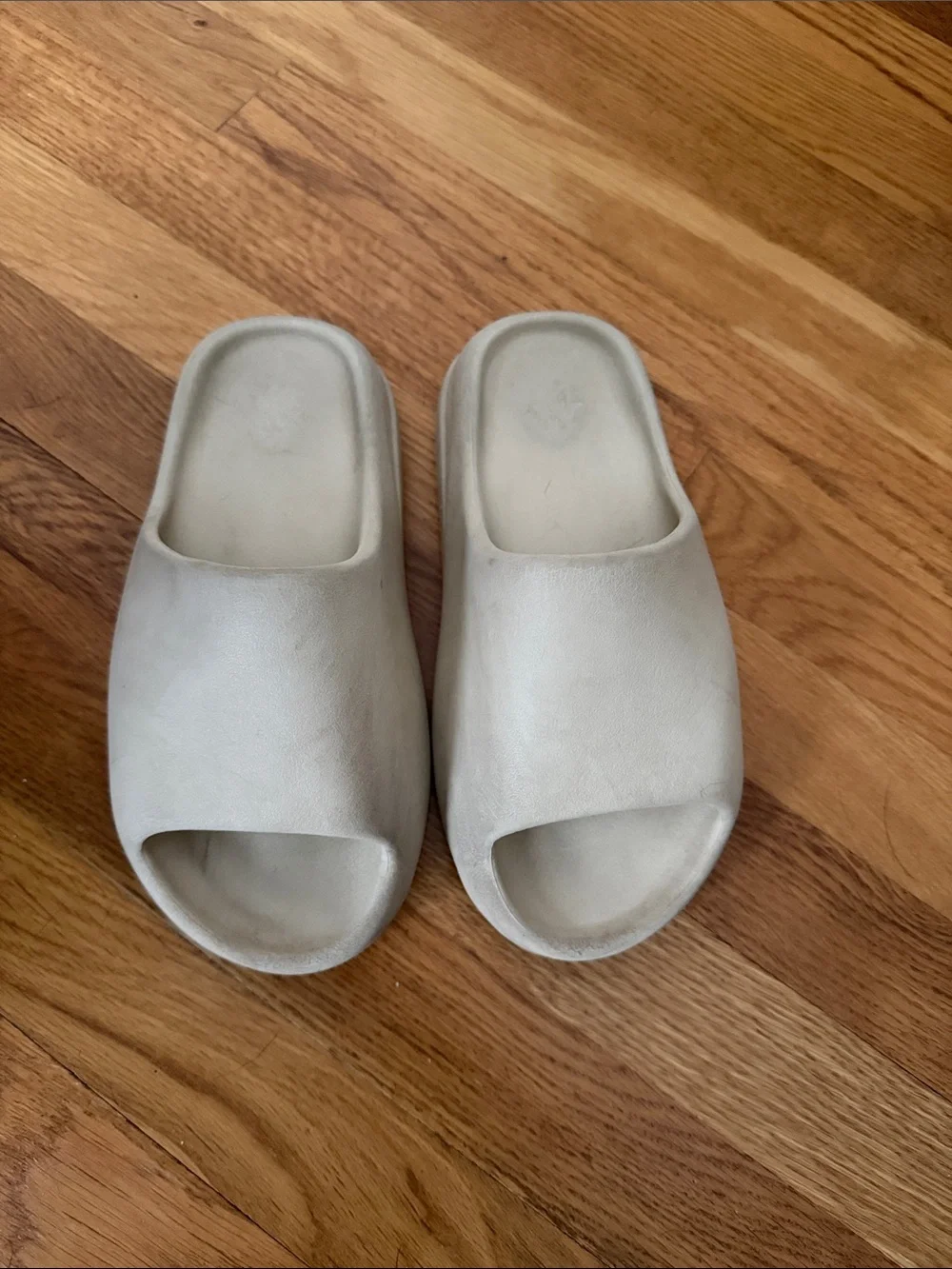 Yeezy Ribbed Slide Sandals in Bone
